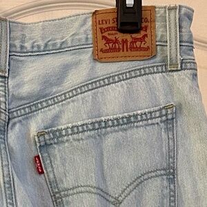 💙 Levi’s Light Wash Straight-Leg Jeans – Classic Everyday Denim